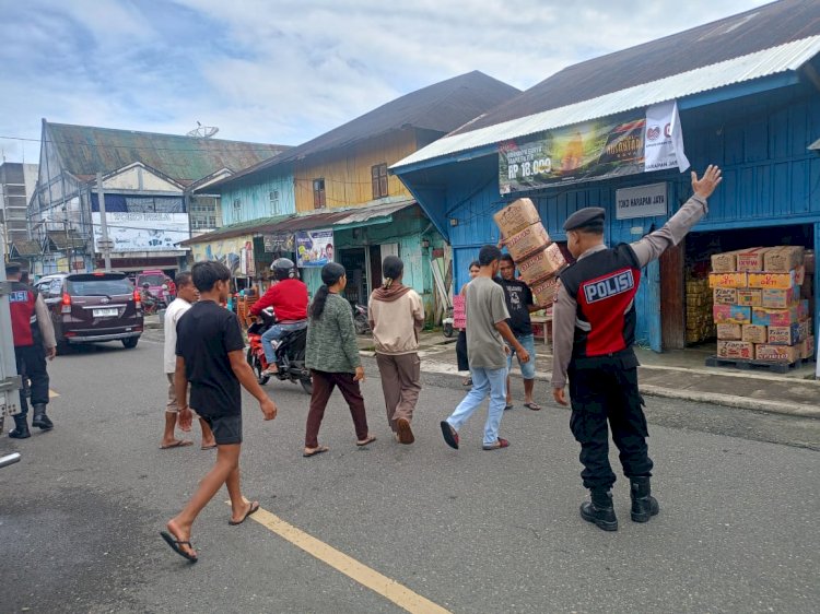 Sat. Samapta Polres Manggarai Laksanakan Patroli Dialogis dan Pengaturan Lalu Lintas di Kota Ruteng