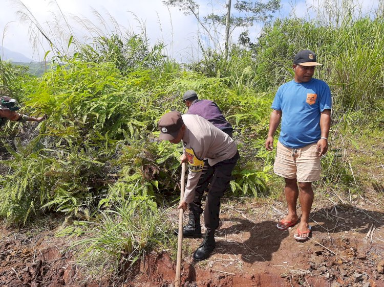 Bhabinkamtibmas dan Babinsa Bersama Warga Gotong Royong Bersihkan Material Longsor di Jalur Ruteng - Rahong Utara