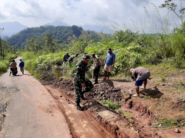 Bhabinkamtibmas dan Babinsa Bersama Warga Gotong Royong Bersihkan Material Longsor di Jalur Ruteng - Rahong Utara