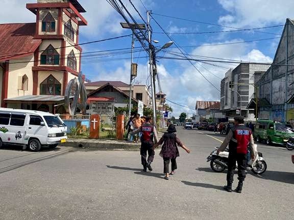 Patroli Dialogis dan Penertiban Lalu Lintas oleh Anggota Samapta Polres Manggarai