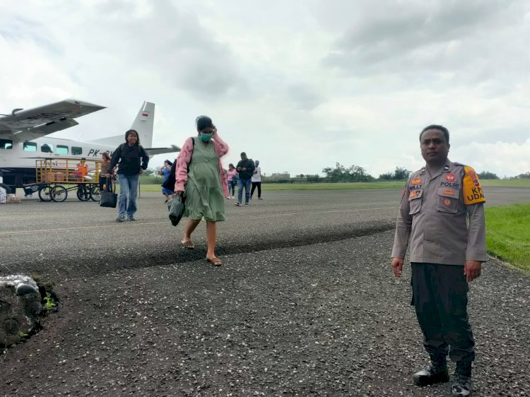 KP3 Udara : Pengamanan Penerbangan di Bandara Frans Sales Lega Ruteng berlangsung Aman dan Lancar.