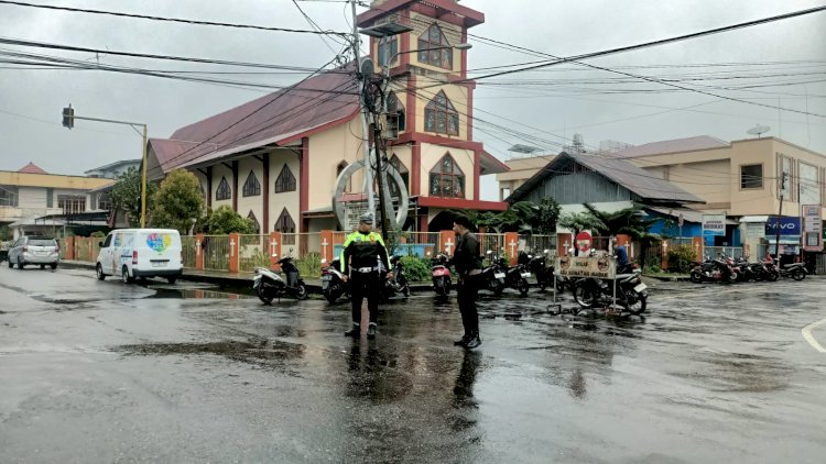 Polres Manggarai Laksanakan Pengamanan Ibadah Minggu di Gereja-Gereja Kota Ruteng