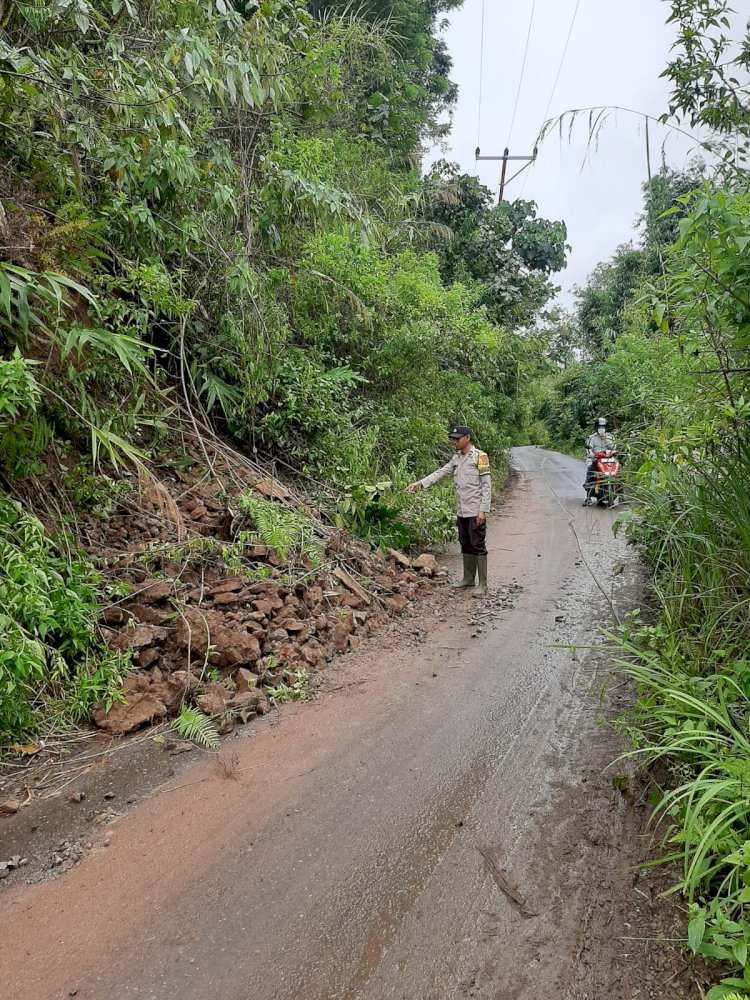 Patroli dan Pantau Lokasi Longsor, Bhabinkamtibmas dan Babinsa Rahong Utara Imbau Warga Tetap Waspada