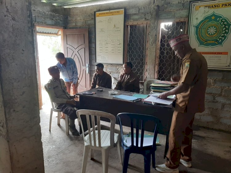 Patroli dan Pantau Lokasi Longsor, Bhabinkamtibmas dan Babinsa Rahong Utara Imbau Warga Tetap Waspada