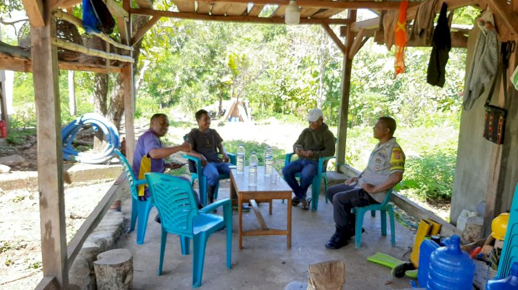 Bripka Semris Bell Laksanakan Patroli dan Sambang, Sampaikan Pesan Kamtibmas kepada Warga Desa To’e