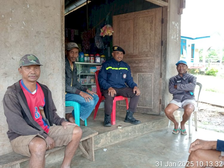 Bhabinkamtibmas Satarmese Bripka Theodorus Angkat Tanggapi Keluhan Warga Terkait Pohon Tumbang di Ruas Jalan Iteng-Ruteng