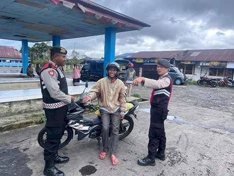 Anggota Samapta Polres Manggarai Gelar Patroli Dialogis, Sambang, dan Himbauan Kamtibmas