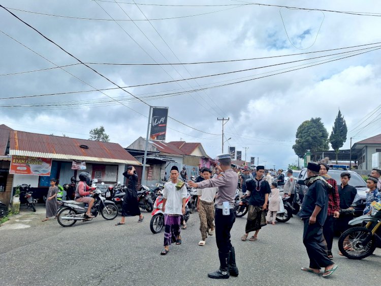 Satlantas Polres Manggarai Gelar Pengamanan dan Pengaturan Lalu Lintas saat Sholat Jumat