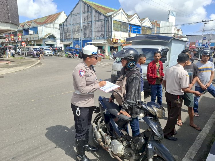 Anggota Polres Manggarai Yang Tersprin Dalam Operasi Keselamatan Turangga 2025 Laksanakan Giat Kamseltibcar di Jalan Motang Rua, Manggarai