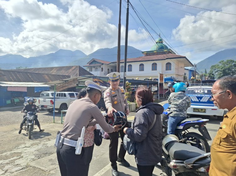 Anggota Polres Manggarai Yang Tersprin Dalam Operasi Keselamatan Turangga 2025 Laksanakan Giat Kamseltibcar di Jalan Motang Rua, Manggarai