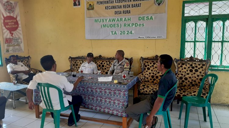 Bhabinkamtibmas Kecamatan Reok Barat Laksanakan Kunjungan dan Himbauan Kamtibmas di Desa Rura