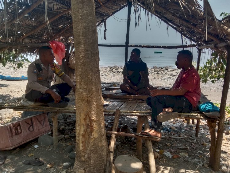 Bhabinkamtibmas Bripka Arsel Liunima Laksanakan Sambang dan DDS di Pesisir Pantai Waemaras