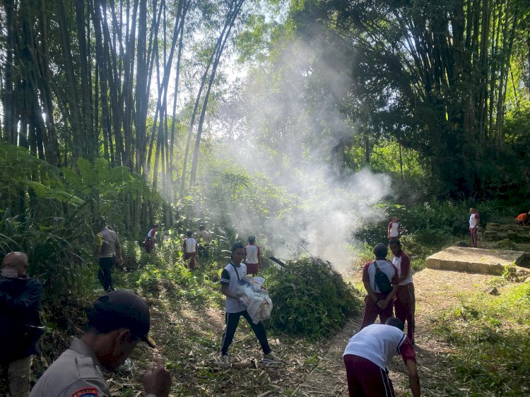 Kapolres Manggarai Pimpin Kegiatan Jumat Bersih Bersama Personil Polres Lainnya di Mata Air Wae Lideng