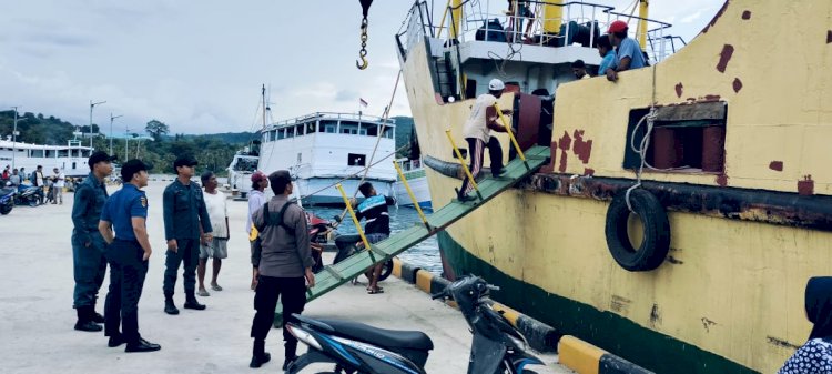 KP3 Laut Pelabuhan Reo Laksanakan Pengamanan Kapal Penumpang di Pelabuhan Laut Reo