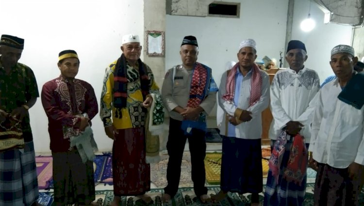 Kapolsek Reo Pimpin Pengamanan Sholat Qiyam (Tarawih) Ramadan 1446 H di Kecamatan Reok