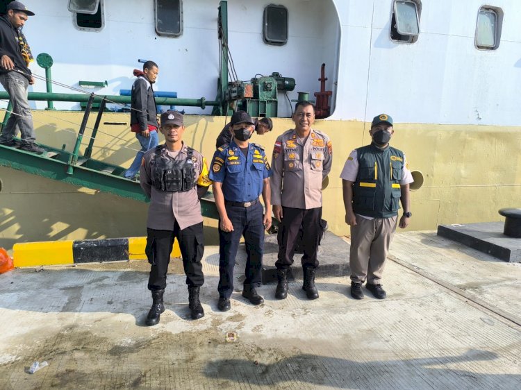 Sat Polair Polres Manggarai dan KP3 Laut Laksanakan Pengamanan di Pelabuhan Reo