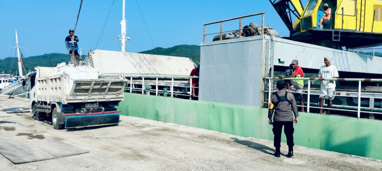 KP3 Laut Pelabuhan Reo Amankan Aktivitas Bongkar Muat di Pelabuhan Laut Kelas II Reo