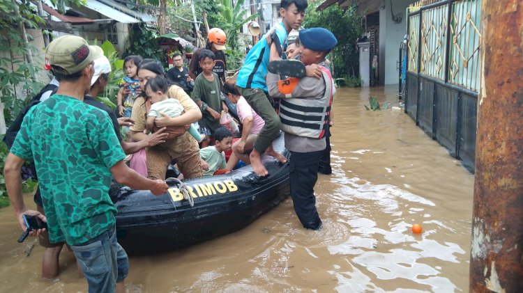 Tim SAR Korbrimob Polri Gerak Cepat Evakuasi Korban Banjir di Jakarta Timur