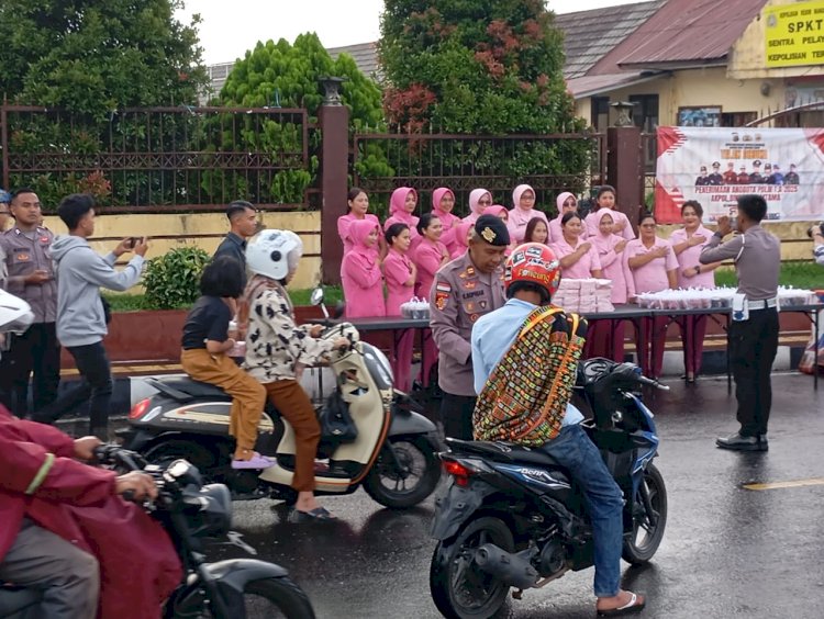 Polres Manggarai Bersama Bhayangkari Bagikan Takjil Gratis Sambut Bulan Suci Ramadhan