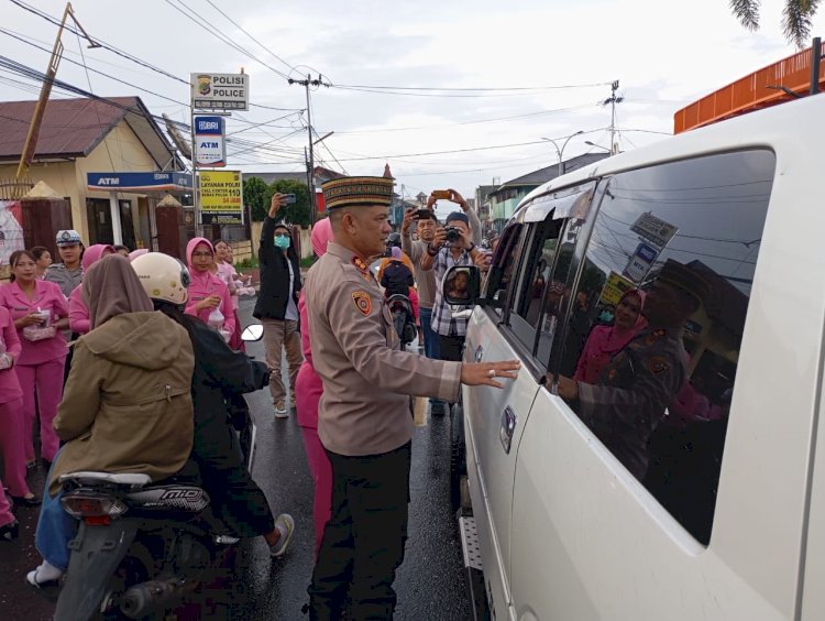 Polres Manggarai Bersama Bhayangkari Bagikan Takjil Gratis Sambut Bulan Suci Ramadhan