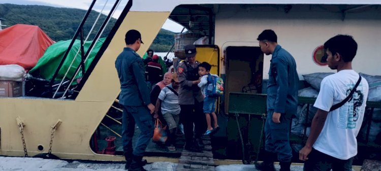 KP3 Laut Polres Manggarai Laksanakan Pengamanan Kapal Penumpang di Pelabuhan Laut Reo