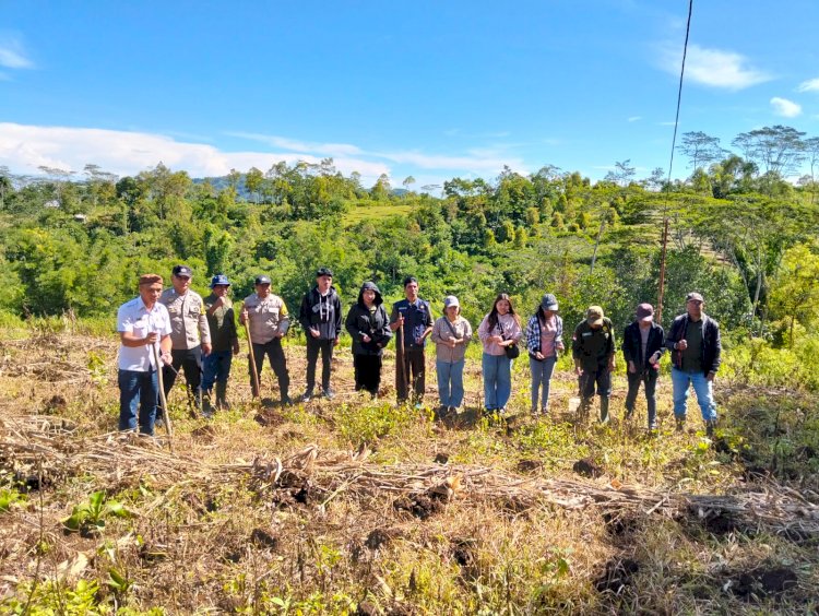 Bhabinkamtibmas Kecamatan Ruteng dan Kelompok Tani Laksanakan Penanaman Jagung Simbolis