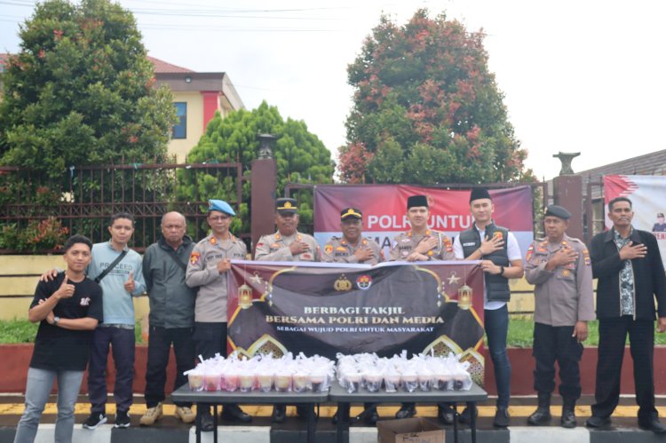 Polres Manggarai Bersama Media Gelar Aksi Sosial Pembagian Takjil Gratis