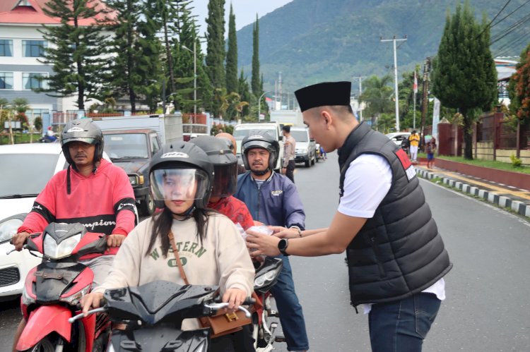 Polres Manggarai Bersama Media Gelar Aksi Sosial Pembagian Takjil Gratis