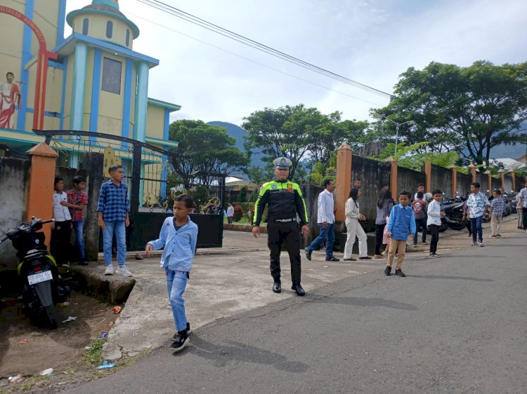 Polres Manggarai Gelar Pengamanan Ibadah Minggu di Gereja-Gereja di Ruteng