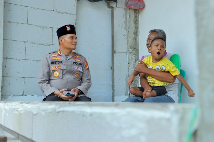 Polisi Beri Bantuan Kursi Roda untuk Penderita Celebral Palsy-Lansia di Bekasi dan Karawang