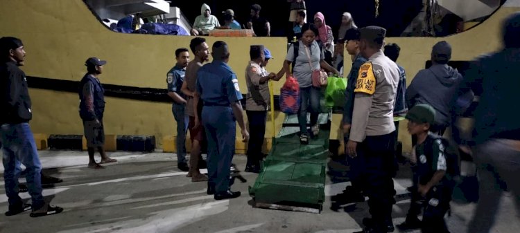 KP3 Laut Reo Laksanakan Pengamanan Kedatangan Kapal Penumpang di Pelabuhan Laut Reo