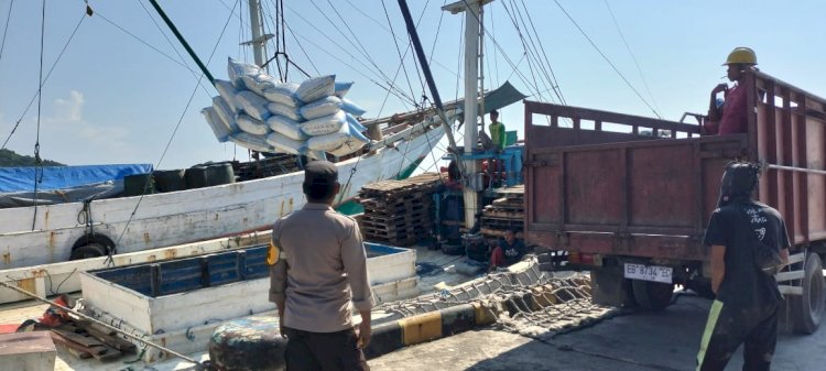 KP3 Laut Reo Laksanakan Pengamanan Aktifitas Bongkar Muat di Pelabuhan Laut Kelas II Reo
