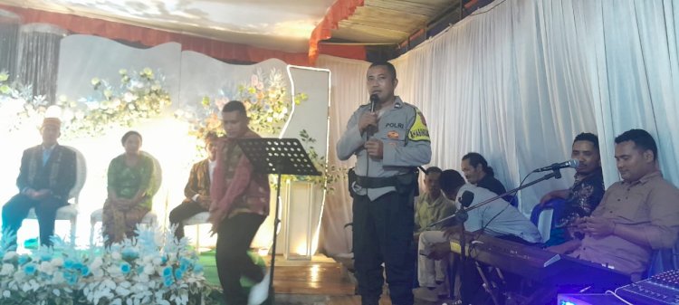 Bhabinkamtibmas Aipda Kornelius Jemarus Laksanakan Pengamanan Acara Resepsi Pernikahan di Kampung Ndehes