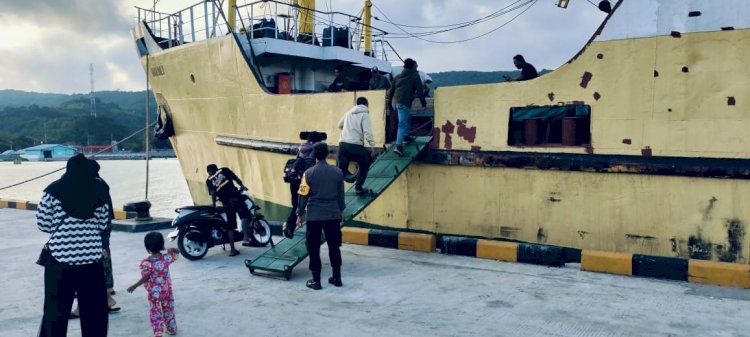 KP3 Laut Reo Laksanakan Pengamanan Keberangkatan Kapal Penumpang KM. MALOLI di Pelabuhan Laut Kelas II Reo