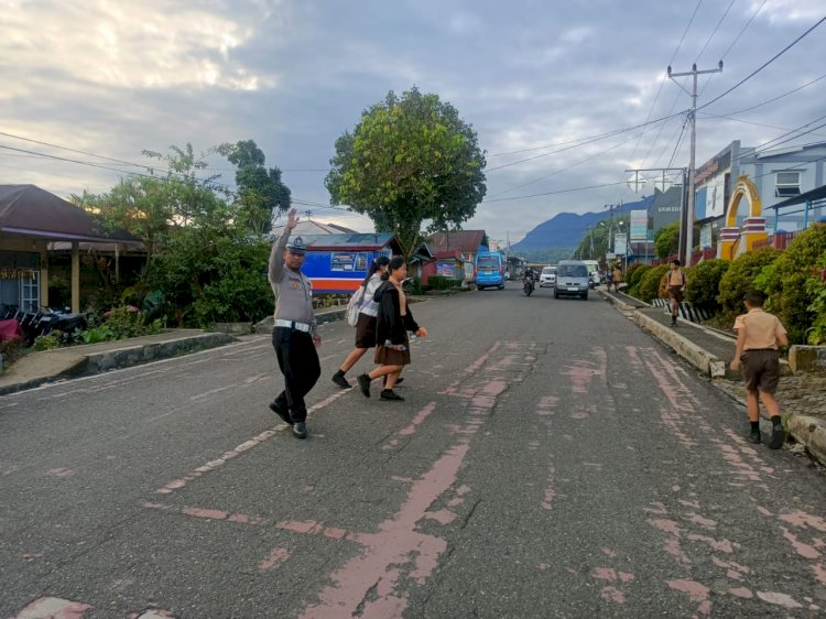 Satlantas Polres Manggarai Gelar Gatur Lalu Lintas Rutin di Langke Rembong