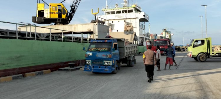 KP3 Laut Reo Laksanakan Pengamanan Aktivitas Bongkar Muat di Pelabuhan Laut Kelas II Reo