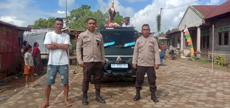 Bhabinkamtibmas Cibal Kawal Perarakan Patung Bunda Maria dari Wilayah VI Menuju Stasi Nontol