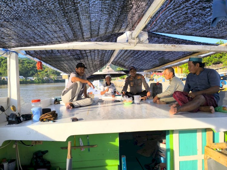 Ciptakan Situasi Kamtibmas Kondusif, Satpolairud Polres Manggarai Gelar Sambang di Pesisir Sungai Wae Pesi