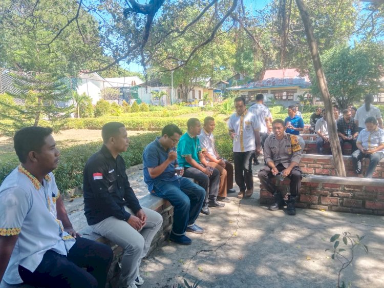 Bhabinkamtibmas Lakukan Pengamanan dan Pengawalan Pawai Pelajar di Reo