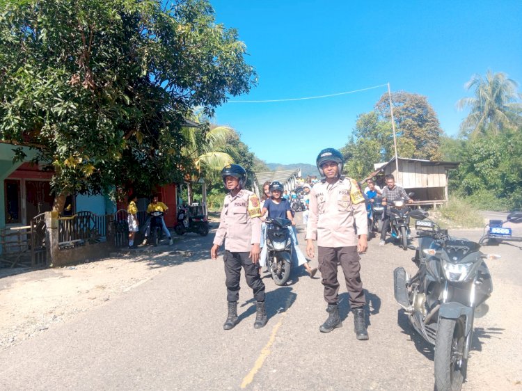 Bhabinkamtibmas Lakukan Pengamanan dan Pengawalan Pawai Pelajar di Reo