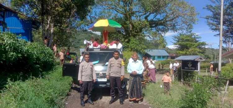 Polsek Cibal dan Bhabinkamtibmas Laksanakan Pengamanan dan Pengawalan Perarakan Patung Bunda Maria
