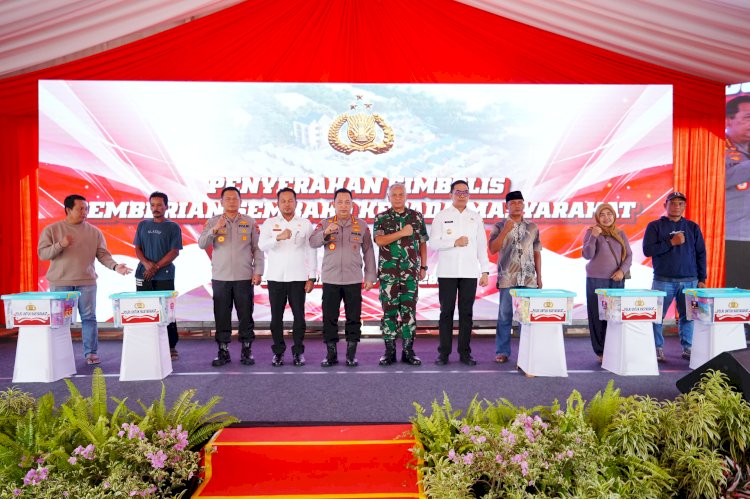 Hadiri Ground Breaking Asrama Polresta Samarinda, Kapolri Bagikan Sumur Bor-Sembako ke Warga