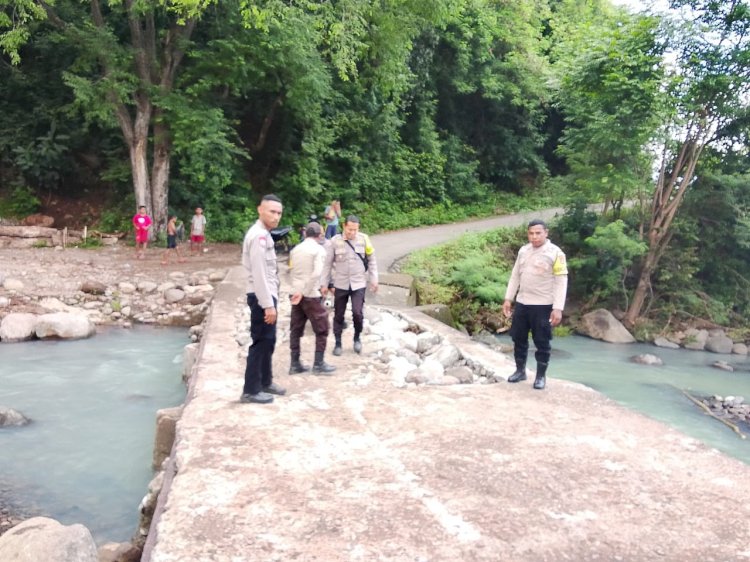 Kapolsek Satar Mese dan Bhabinkamtibmas Sambang Warga Kampung Ndeong, Tindaklanjuti Isu Pemalakan di Jalan Menuju Waerebo