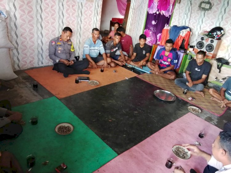 Kapolsek Satar Mese dan Bhabinkamtibmas Sambang Warga Kampung Ndeong, Tindaklanjuti Isu Pemalakan di Jalan Menuju Waerebo