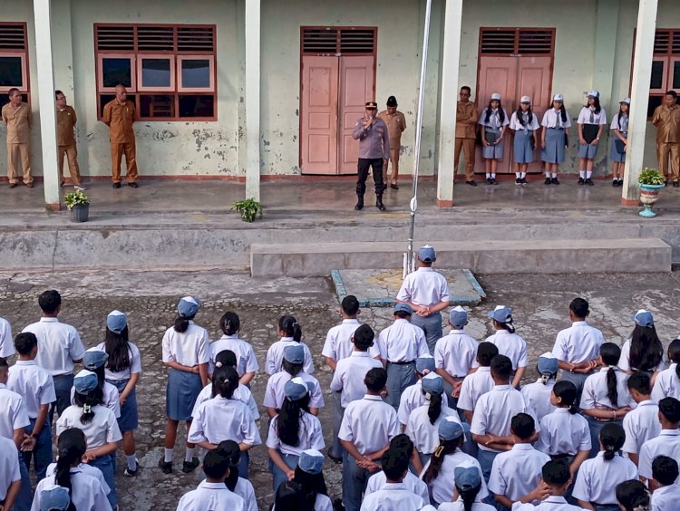 Kasat Binmas Polres Manggarai Bertindak Sebagai Irup dalam Upacara di SMAN 1 Langke Rembong, sampaikan Sosialisasi dan Himbauan Kamtibmas