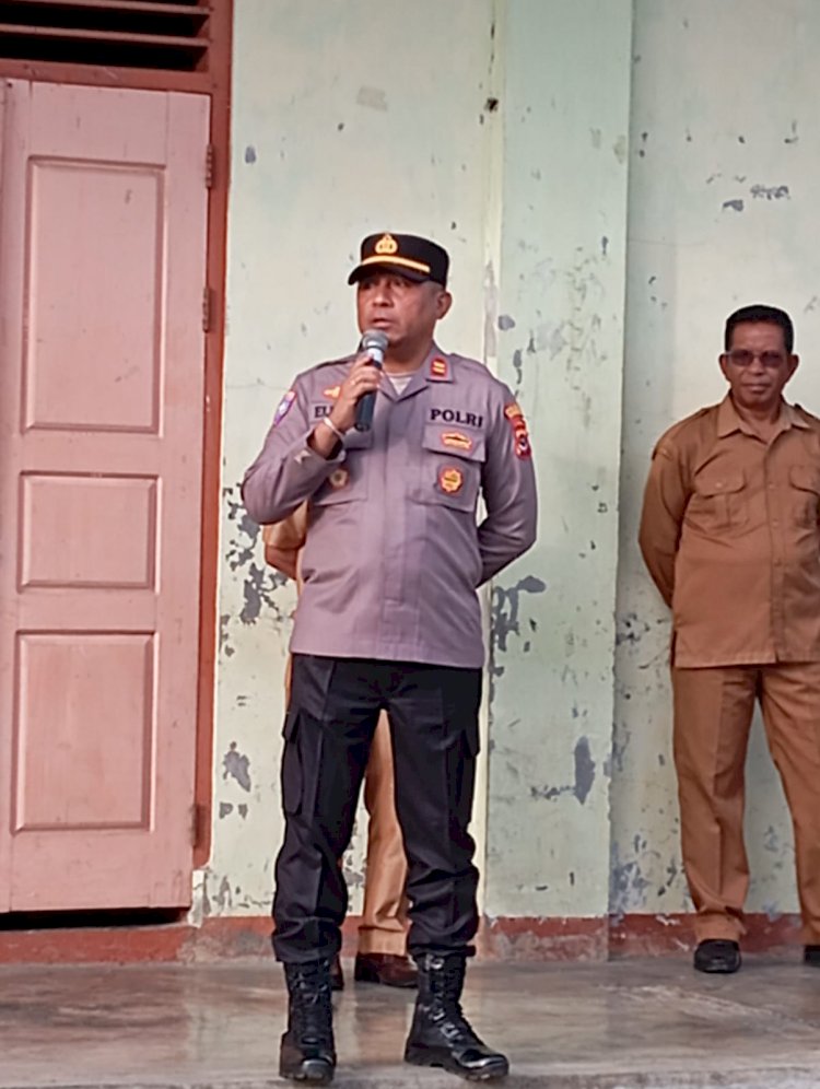 Kasat Binmas Polres Manggarai Bertindak Sebagai Irup dalam Upacara di SMAN 1 Langke Rembong, sampaikan Sosialisasi dan Himbauan Kamtibmas