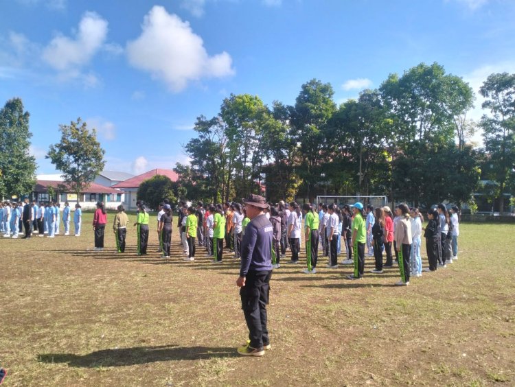 Kasat Binmas Polres Manggarai Pimpin Latihan PBB bagi Mahasiswa UNIKA St Paulus Ruteng