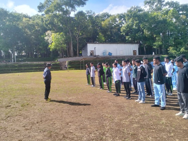 Kasat Binmas Polres Manggarai Pimpin Latihan PBB bagi Mahasiswa UNIKA St Paulus Ruteng