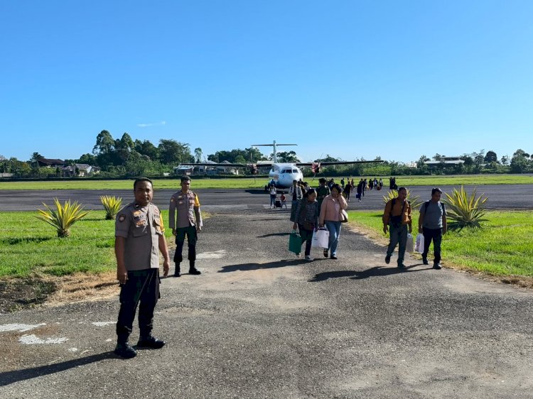 KP3 Udara Frans Sales Lega Ruteng Laksanakan Pengamanan Penerbangan Wings Air IW 1990/1991