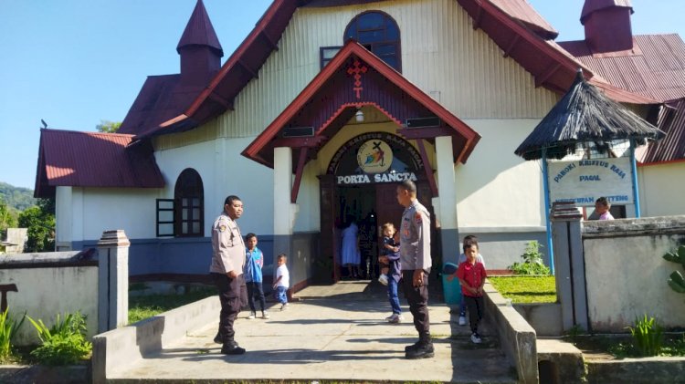 Personil Polsek Cibal Laksanakan Pengamanan Perayaan Misa di Gereja Paroki Kristus Raja Pagal